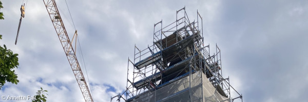 Die Evangelische Kirche in Buchloe im Mai 2024 eingerüstet wegen der Renovierung/Sanierung des Gebäudes