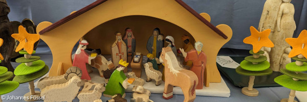 Holzkrippe beim Glow-Markt, welcher Geld einspielte für die Kirchenrenovierung